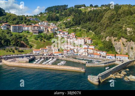 Vue aérienne du village de pêcheurs d'Elantxobe en Biscaye, pays Basque, Espagne Banque D'Images