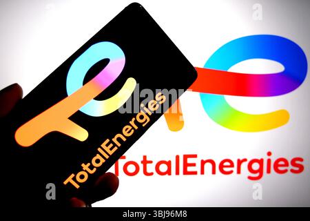 Inde. 14 juin 2025. Dans cette illustration photo, un logo total Energies est affiché sur un smartphone et en arrière-plan. Crédit : SOPA images Limited/Alamy Live News Banque D'Images