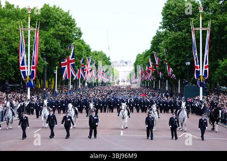 Les gens marchent dans le Mall après avoir passé la cérémonie des couleurs dans le centre de Londres alors que le roi Charles III célèbre son anniversaire officiel. Date de la photo : samedi 14 juin 2025. Banque D'Images