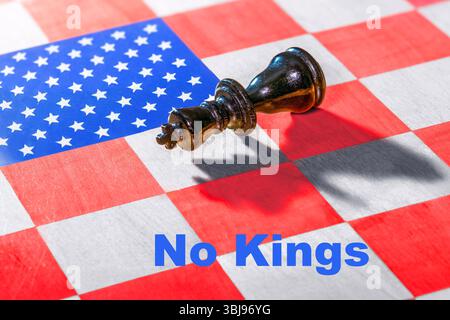 No Kings, USA-weite Protestwelle gegen Präsident Trump und Seine Militärparade, Symbolfoto, umgefallener König auf US-Schachbrett, 14. Juni 2025 USA, 14. Juni 2025, No Kings, USA-weite Proteste gegen Trump, Symbolfoto, umgefallener König auf US-Schachbrett, die No-Kings-Bewegung wendet sich gegen die Politik von US-Präsident Donald Trump, Abschiebungen, Militärparade, Einsatz der Nationalgarde, USA, *** No Rois, USA large vague de protestations contre le président Trump et son défilé militaire, photo symbolique, roi tombé sur l'échiquier américain, 14 juin 2025 USA, 14 juin 2025, no Kings, protestations à l'échelle des États-Unis Banque D'Images