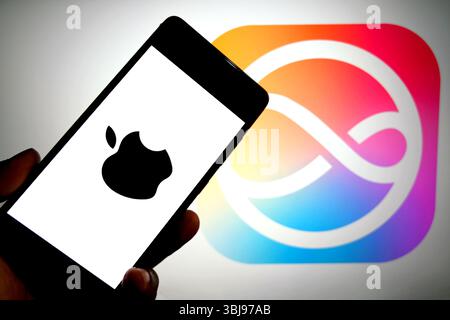 Inde. 14 juin 2025. Dans cette illustration photo, un logo Apple est affiché sur un smartphone avec un logo Apple Siri ai en arrière-plan. (Photo par Avishek Das/SOPA images/SIPA USA) *** strictement à des fins d'actualités éditoriales *** crédit : SIPA USA/Alamy Live News Banque D'Images