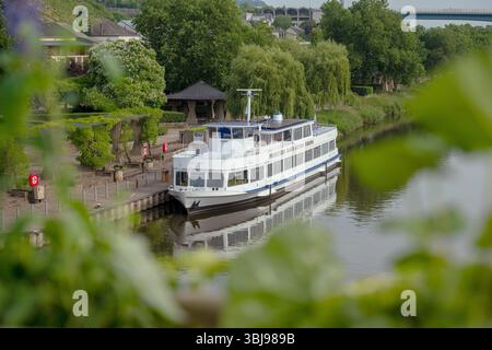 14 juin 2025, Luxembourg, Schengen : la princesse Marie-Astrid restaurée et maintenant baptisée Princesse Marie-Astrid Europa est amarrée à une jetée sur la Moselle à Schengen. La cérémonie marquant le 40e anniversaire de la signature de l'accord de Schengen a lieu là-bas. L'Allemagne, la France et les pays du Benelux ont signé l'accord de Schengen à Schengen (Luxembourg) sur la suppression progressive des contrôles d'identité à leurs frontières communes. Une cérémonie est organisée à Schengen sur la Moselle au Luxembourg pour marquer cet anniversaire, qui comprend l'ouverture du Musée européen nouvellement conçu. Photo : Banque D'Images