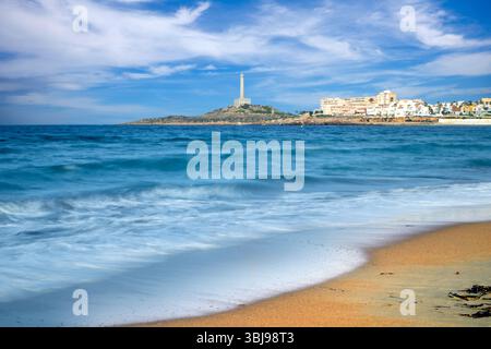 Vue de la plage de Cala Hierro à Cabo de Palos, Carthagène, région de Murcie, Espagne, avec le phare en arrière-plan Banque D'Images