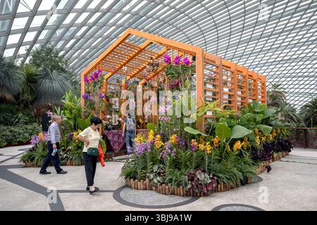 Les gens admirent l'exposition à la pagode à l'entrée du Flower Dome à Gardens by the Bay à Singapour. Banque D'Images
