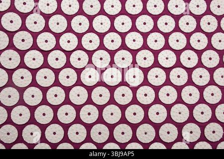 Gros plan du tapis d'acupression orthopédique pour le massage de santé de soi à la maison et à l'intérieur. Banque D'Images