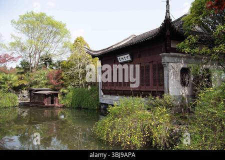 (250614) -- PÉKIN, 14 juin 2025 (Xinhua) -- la photo prise le 10 avril 2025 montre une vue d'un jardin classique de style Huizhou dans le comté de Yixian, ville de Huangshan, province d'Anhui, dans l'est de la Chine. En 1988, le jardin Chunhua, un jardin classique de style hui, a été conçu et construit à Francfort en Allemagne. Il a été conçu et planifié par Cheng Jiyue, un expert en architecture de style hui de la Chine, et les membres de son équipe. Le style du jardin était basé sur des architectures traditionnelles de style hui telles que le jardin Tan'gan et d'autres villages traditionnels de la ville chinoise de Huangshan. Les couloirs, pavillons et br Banque D'Images