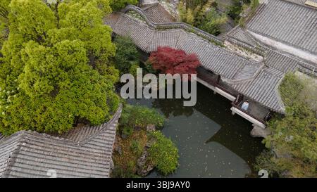 (250614) -- PÉKIN, 14 juin 2025 (Xinhua) -- une photo de drone aérien prise le 10 avril 2025 montre une vue d'un jardin classique de style hui dans le comté de Yixian, ville de Huangshan, province d'Anhui, dans l'est de la Chine. En 1988, le jardin Chunhua, un jardin classique de style hui, a été conçu et construit à Francfort en Allemagne. Il a été conçu et planifié par Cheng Jiyue, un expert en architecture de style hui de la Chine, et les membres de son équipe. Le style du jardin était basé sur des architectures traditionnelles de style hui telles que le jardin Tan'gan et d'autres villages traditionnels de la ville chinoise de Huangshan. Les couloirs, pavillon Banque D'Images