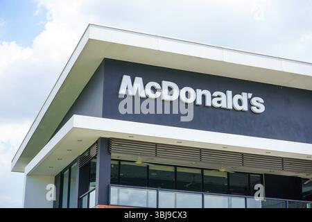 McDonald's Corporation est une chaîne de restauration rapide américaine. La franchise vend des hamburgers, du poulet, des sandwichs au poulet et des frites. Banque D'Images