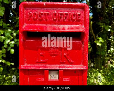 Une boîte rouge Royal mail dans une rue au Royaume-Uni Banque D'Images