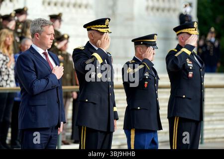 (De gauche à droite) le secrétaire de l'Armée Daniel Driscoll, le chef d'état-major de l'Armée Gen. Randy George, le sergent Major de l'Armée Michael Weimer et le commandant général de la région de la capitale nationale Tsk-Force interarmées Gen.Trevor Bredenkamp participent à une cérémonie de couronnes d'honneur de l'Armée en l'honneur du 250e anniversaire de l'Armée au tombeau du solidaire inconnu au cimetière national d'Arlington, en Virginie, le samedi 14 juin 2025. Plus tard aujourd'hui, l'armée célébrera son 250e anniversaire, qui coïncide avec l'anniversaire du président Donald Trump, avec un défilé présentant l'équipement de l'armée, des vols et des feux d'artifice Banque D'Images