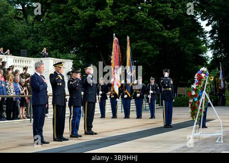 (De gauche à droite) le secrétaire de l'Armée Daniel Driscoll, le chef d'état-major de l'Armée Gen. Randy George, le sergent Major de l'Armée Michael Weimer et le commandant général de la région de la capitale nationale Tsk-Force interarmées Gen.Trevor Bredenkamp participent à une cérémonie de couronnes d'honneur de l'Armée en l'honneur du 250e anniversaire de l'Armée au tombeau du solidaire inconnu au cimetière national d'Arlington, en Virginie, le samedi 14 juin 2025. Plus tard aujourd'hui, l'armée célébrera son 250e anniversaire, qui coïncide avec l'anniversaire du président Donald Trump, avec un défilé présentant l'équipement de l'armée, des vols et des feux d'artifice Banque D'Images