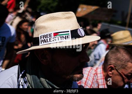 Berlin, Allemagne. 14 juin 2025. Un participant porte une casquette avec le slogan 'Palestine libre' lors du rassemblement de l'initiative de paix 'solidarité avec la Palestine ! Pas de livraisons d'armes à Israël". Crédit : Carsten Koall/dpa/Alamy Live News Banque D'Images