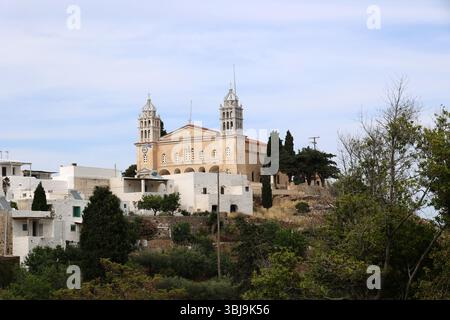 Église d'Agia Triada dans le village de montagne de Lefkes sur Paros, Cyclades, Grèce Banque D'Images