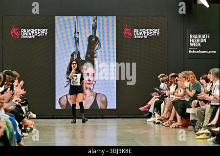 Londres, Royaume-Uni. 14 juin 2025. Les étudiants diplômés de l'Université de Montfort présenteront leur travail à la Graduate Fashion week 2025 à Londres, au Royaume-Uni. (Photo de 李世惠/Voir Li/Picture Capital) crédit : Voir Li/Picture Capital/Alamy Live News Banque D'Images