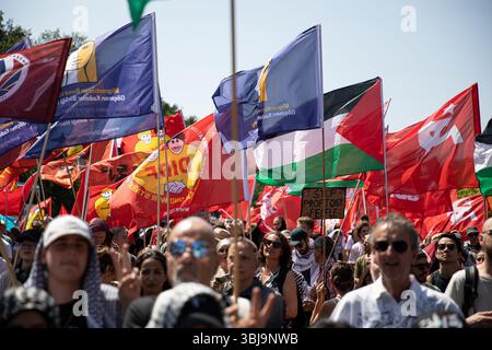 Berlin, Berlin, Allemagne. 14 juin 2025. Des manifestants pro-palestiniens se sont rassemblés samedi 14 juin 2025, près de l'emblématique porte de Brandebourg de Berlin, se rassemblant le long de la Strasse des 17. Juni pour dénoncer les actions militaires d'Israël à Gaza et s'opposer aux livraisons d'armes allemandes à Israël. Brandissant des drapeaux palestiniens, iraniens et yéménites, les manifestants ont scandé des slogans tels que "du fleuve à la mer, la Palestine sera libre", "il n'y a qu'un seul État, la Palestine"˜48" et "plus jamais ne signifie plus jamais plus pour tous"." beaucoup ont tenu des pancartes accusant Israël de génocide et appelant à la fin de ce qu'ils ont décrit Banque D'Images