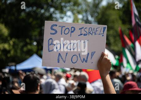 Berlin, Berlin, Allemagne. 14 juin 2025. Des manifestants pro-palestiniens se sont rassemblés samedi 14 juin 2025, près de l'emblématique porte de Brandebourg de Berlin, se rassemblant le long de la Strasse des 17. Juni pour dénoncer les actions militaires d'Israël à Gaza et s'opposer aux livraisons d'armes allemandes à Israël. Brandissant des drapeaux palestiniens, iraniens et yéménites, les manifestants ont scandé des slogans tels que "du fleuve à la mer, la Palestine sera libre", "il n'y a qu'un seul État, la Palestine"˜48" et "plus jamais ne signifie plus jamais plus pour tous"." beaucoup ont tenu des pancartes accusant Israël de génocide et appelant à la fin de ce qu'ils ont décrit Banque D'Images