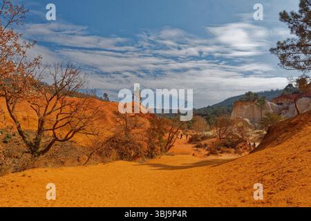 Paysage couloureux avec des falaises ocres et des collines dans le Colorado provençal de Rustel, Vauclue, France Banque D'Images