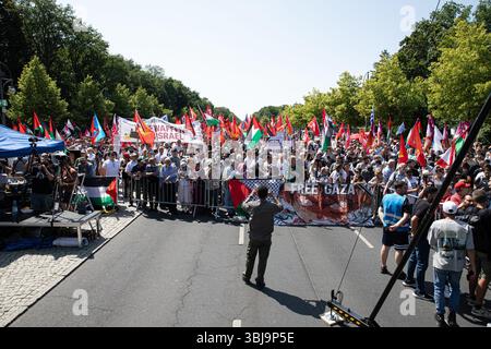 Berlin, Berlin, Allemagne. 14 juin 2025. Des manifestants pro-palestiniens se sont rassemblés samedi 14 juin 2025, près de l'emblématique porte de Brandebourg de Berlin, se rassemblant le long de la Strasse des 17. Juni pour dénoncer les actions militaires d'Israël à Gaza et s'opposer aux livraisons d'armes allemandes à Israël. Brandissant des drapeaux palestiniens, iraniens et yéménites, les manifestants ont scandé des slogans tels que "du fleuve à la mer, la Palestine sera libre", "il n'y a qu'un seul État, la Palestine"˜48" et "plus jamais ne signifie plus jamais plus pour tous"." beaucoup ont tenu des pancartes accusant Israël de génocide et appelant à la fin de ce qu'ils ont décrit Banque D'Images