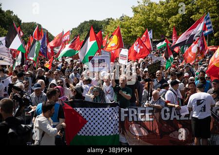 Berlin, Berlin, Allemagne. 14 juin 2025. Des manifestants pro-palestiniens se sont rassemblés samedi 14 juin 2025, près de l'emblématique porte de Brandebourg de Berlin, se rassemblant le long de la Strasse des 17. Juni pour dénoncer les actions militaires d'Israël à Gaza et s'opposer aux livraisons d'armes allemandes à Israël. Brandissant des drapeaux palestiniens, iraniens et yéménites, les manifestants ont scandé des slogans tels que "du fleuve à la mer, la Palestine sera libre", "il n'y a qu'un seul État, la Palestine"˜48" et "plus jamais ne signifie plus jamais plus pour tous"." beaucoup ont tenu des pancartes accusant Israël de génocide et appelant à la fin de ce qu'ils ont décrit Banque D'Images