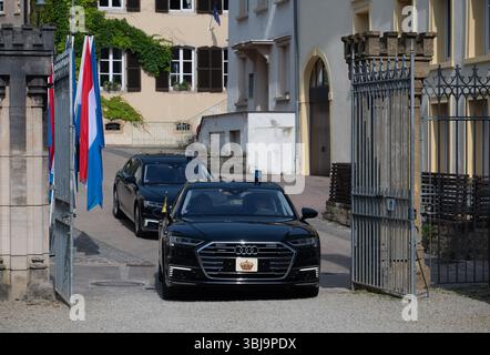 Schengen, Luxembourg. 14 juin 2025. Le véhicule avec le Grand-Duc de Luxembourg roule à la cérémonie du 40ème anniversaire (1985) : signature de l'Accord de Schengen. L'Allemagne, la France et les pays du Benelux ont signé l'accord de Schengen à Schengen (Luxembourg) sur la suppression progressive des contrôles d'identité à leurs frontières communes. Une cérémonie est organisée à Schengen sur la Moselle au Luxembourg pour marquer cet anniversaire, qui comprend l'ouverture du Musée européen nouvellement conçu. Crédit : Harald Tittel/dpa/Alamy Live News Banque D'Images