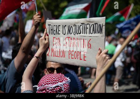 Berlin, Berlin, Allemagne. 14 juin 2025. Des manifestants pro-palestiniens se sont rassemblés samedi 14 juin 2025, près de l'emblématique porte de Brandebourg de Berlin, se rassemblant le long de la Strasse des 17. Juni pour dénoncer les actions militaires d'Israël à Gaza et s'opposer aux livraisons d'armes allemandes à Israël. Brandissant des drapeaux palestiniens, iraniens et yéménites, les manifestants ont scandé des slogans tels que "du fleuve à la mer, la Palestine sera libre", "il n'y a qu'un seul État, la Palestine"˜48" et "plus jamais ne signifie plus jamais plus pour tous"." beaucoup ont tenu des pancartes accusant Israël de génocide et appelant à la fin de ce qu'ils ont décrit Banque D'Images