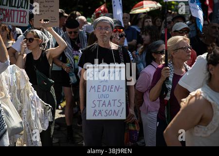Berlin, Berlin, Allemagne. 14 juin 2025. Des manifestants pro-palestiniens se sont rassemblés samedi 14 juin 2025, près de l'emblématique porte de Brandebourg de Berlin, se rassemblant le long de la Strasse des 17. Juni pour dénoncer les actions militaires d'Israël à Gaza et s'opposer aux livraisons d'armes allemandes à Israël. Brandissant des drapeaux palestiniens, iraniens et yéménites, les manifestants ont scandé des slogans tels que "du fleuve à la mer, la Palestine sera libre", "il n'y a qu'un seul État, la Palestine"˜48" et "plus jamais ne signifie plus jamais plus pour tous"." beaucoup ont tenu des pancartes accusant Israël de génocide et appelant à la fin de ce qu'ils ont décrit Banque D'Images