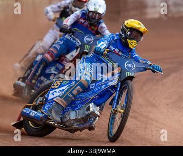 Bartosz Zmarzlik de Pologne (jaune) et Dan Bewley de Grande-Bretagne (blanc) en Heat 15 lors du Grand Prix ATPI FIM Speedway de Grande-Bretagne 2025 au National Speedway Stadium de Manchester, Angleterre, Royaume-Uni le 13 juin 2025 (photo par Andrew SURMA/ crédit : Sipa USA/Alamy Live News Banque D'Images