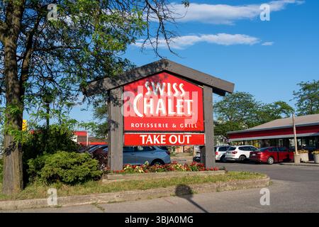 Niagara Falls, Canada - 29 juin 2022 : un restaurant Swiss Chalet à Niagara Falls, Canada. Banque D'Images
