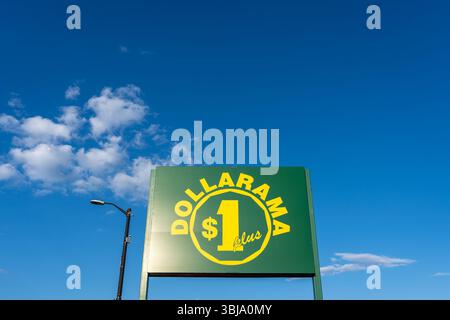 Niagara Falls, ON, Canada - 29 juin 2022 : un panneau de poteau de magasin Dollarama contre le ciel bleu est montré. Banque D'Images