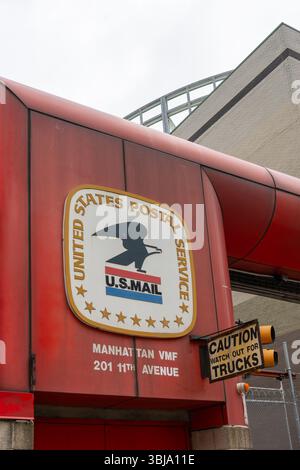Un signe de logo du service postal des États-Unis sur le bâtiment sur le 201 11th Ave à New York, NY, États-Unis. Banque D'Images