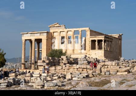 Personnes visitant Erechtheion sur l'Acropole athénienne à Athènes, Grèce. Banque D'Images