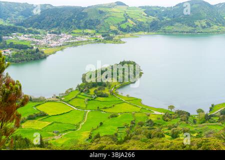 Lac Sete Cidades avec ville de Sete Cidades et terrasses en arrière-plan à Sao Miguel île, Açores, Portugal. Banque D'Images