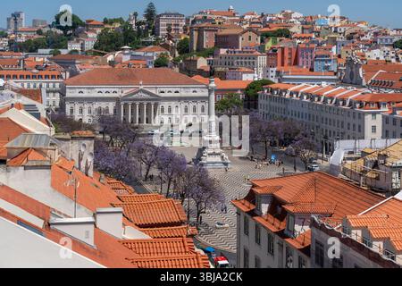 Vue sur la place Rossio et la ville environnante depuis le sommet de l'ascenseur Santa Justa à Lisbonne, Portugal. Banque D'Images