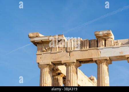 Partie de la façade du Parthénon sur l'Acropole athénienne à Athènes, Grèce. Le Parthénon est un ancien temple de l'Acropole athénienne, en Grèce. Banque D'Images