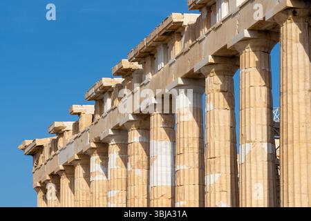 Partie de la façade du Parthénon sur l'Acropole athénienne à Athènes, Grèce. Le Parthénon est un ancien temple de l'Acropole athénienne, en Grèce. Banque D'Images