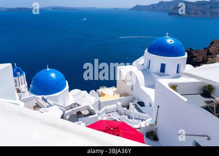 Églises Blue Dome dans la ville d'Oia sur l'île de Santorin, Grèce. Banque D'Images