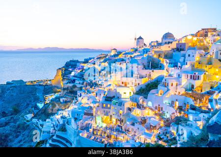 Oia, île de Santorin, Grèce - 14 mai 2025 : vue de la ville d'Oia pendant le coucher du soleil sur l'île de Santorin, Grèce. Banque D'Images