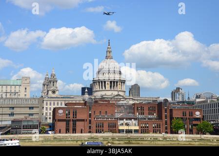 Un avion A400 participant au Trooping the Colour Flypast 2025, survolant la cathédrale Saint-Paul de Londres Banque D'Images