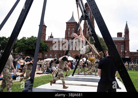 Washington, États-Unis. 14 juin 2025.              Lors de la célébration du 250e anniversaire de l'armée des États-Unis au National Mall à Washington, DC le samedi 14 juin 2025. Photo par Andrew Thomas/CNP/ABACAPRESS.COM crédit : Abaca Press/Alamy Live News Banque D'Images
