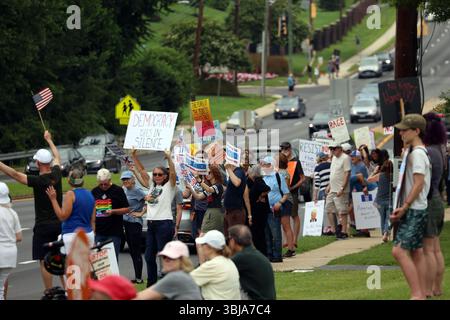 Bethesda, MD, États-Unis. 14 juin 2025. Vue du rassemblement anti-Trump No Kings sur la route 355 dans le quartier de Strathmore à Bethesda, Maryland, le 14 juin 2025 alors que des millions de personnes se préparent à manifester dans tout le pays pour coïncider avec le 79e anniversaire du président Trump et le 250e anniversaire de l'armée américaine. Crédit : Mpi34/Media Punch/Alamy Live News Banque D'Images