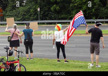 Bethesda, MD, États-Unis. 14 juin 2025. Vue du rassemblement anti-Trump No Kings sur la route 355 dans le quartier de Strathmore à Bethesda, Maryland, le 14 juin 2025 alors que des millions de personnes se préparent à manifester dans tout le pays pour coïncider avec le 79e anniversaire du président Trump et le 250e anniversaire de l'armée américaine. Crédit : Mpi34/Media Punch/Alamy Live News Banque D'Images