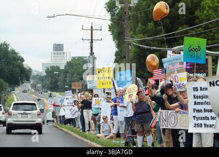 Bethesda, MD, États-Unis. 14 juin 2025. Vue du rassemblement anti-Trump No Kings sur la route 355 dans le quartier de Strathmore à Bethesda, Maryland, le 14 juin 2025 alors que des millions de personnes se préparent à manifester dans tout le pays pour coïncider avec le 79e anniversaire du président Trump et le 250e anniversaire de l'armée américaine. Crédit : Mpi34/Media Punch/Alamy Live News Banque D'Images