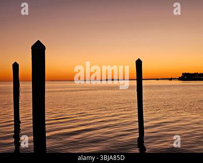 Coucher de soleil depuis les quais de Marathon, Floride. Marathon est un endroit populaire pour les plaisanciers pour rester pendant les mois d'hiver dans les Keys. Banque D'Images