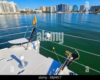 Une vue sur les appartements de condo au bord de l'eau depuis un bateau sur une boule d'amarrage dans le port de Sarasota. Banque D'Images