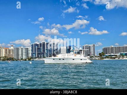 Nine Lives, un catamaran à moteur Endeavour, sur une boule d'amarrage au centre-ville de Sarasota, en Floride Banque D'Images