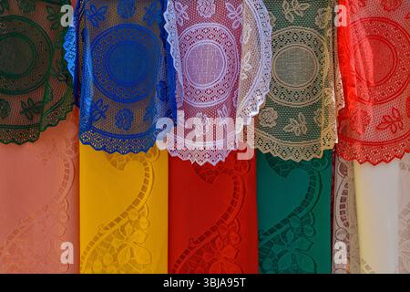 Tissus colorés de dentelle traditionnelle accrochés dans un marché de rue au Brésil Banque D'Images