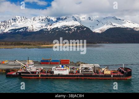 Remorqueur et barge, Seward, Alaska, États-Unis Banque D'Images