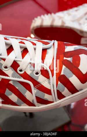 Christian Louboutin Designer Shoes au Saks Fifth Avenue Flagship Store à New York, États-Unis 2025 Banque D'Images