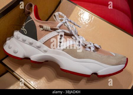Christian Louboutin Designer Shoes au Saks Fifth Avenue Flagship Store à New York, États-Unis 2025 Banque D'Images