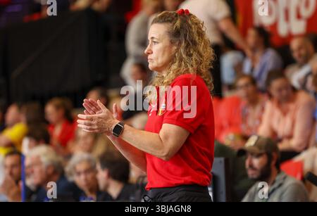 Ostende, Belgique. 14 juin 2025. L'entraîneuse adjointe belge Dena Evans photographiée lors d'un match amical entre l'équipe nationale belge des chats belges et l'Allemagne, à Ostende, le samedi 14 juin 2025. BELGA PHOTO VIRGINIE LEFOUR crédit : Belga News Agency/Alamy Live News Banque D'Images